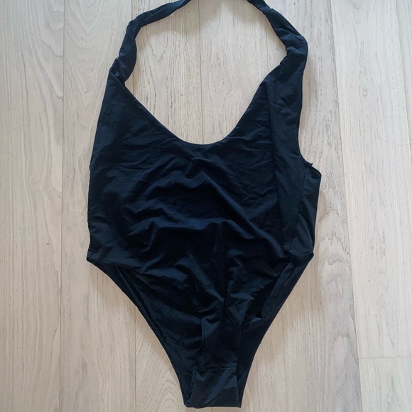 Prettylittlething Plus Size high leg swimsuit - Picture 4 of 5